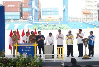 Presiden Republik Indonesia Joko Widodo saat meresmikan Proyek Strategis Nasional, Makassar New Port (MNP) pada Kamis (22/2).