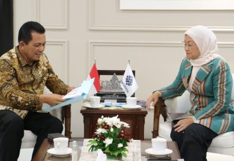 Gubernur Kepulauan Riau H. Ansar Ahmad menemui Menteri Ketenagakerjaan RI Ida Fauziah di Kompleks Kementerian Ketenagakerjaan, Jakarta, Kamis (22/02).