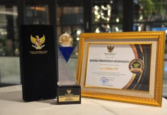Piala dan Piagam Predikat Informatif dalam Keterbukaan Informasi Publik yang diterima BPK