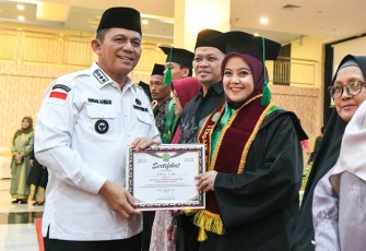Gubernur Kepulauan Riau H. Ansar Ahmad saat hadiri Sidang Senat Terbuka Wisuda Sarjana Strata I Angkatan IX Tahun Akademik 2024/2025 yang diselenggarakan oleh Sekolah Tinggi Agama Islam Negeri (STAIN) Sultan Abdurrahman Kepulauan Riau di Hotel CK Tanjungpinang, Kamis (12/12).