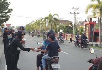 Satbrimob Kalbar Bagikan Takjil Depan Mako Kepada Pengunaan Jalan