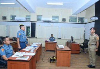 Taruna Akademi TNI Angkatan Laut (AAL) Tingkat IV Korps Marinir Angkatan ke-69 melaksanakan sidang proposal skripsi di komplek Ki Hajar Dewantara, Gedung Mandalika Operasi Pengajaran (Opsjar) Ksatrian AAL, Bumimoro Surabaya, Rabu (10/1)