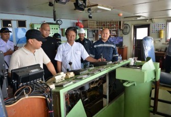 Menhub Dudy Purwagandhi saat meninjau navigasi kapal laut, Minggu (8/12)