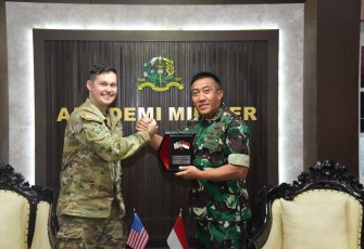Gubernur Akademi Militer, Mayjen TNI R. Sidharta Wisnu Graha, S.E., hari ini secara resmi melepas Mayor Matthew Allen Brown, seorang Instruktur dari Amerika Serikat, dalam sebuah acara yang berlangsung di Guest Room Soedirman, Akademi Militer Magelang. Pertukaran instruktur ini merupakan bagian dari inisiatif kerjasama antara Indonesia dan Amerika Serikat dalam bidang pertahanan dan militer