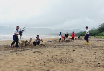 Lanal Pacitan Gelar Bersih Pantai