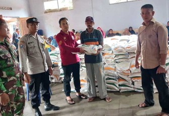 Babinsa Kresek saat Kawal Penyaluran Bantuan Beras dari Pemerintah, Kamis (8/2/2024).