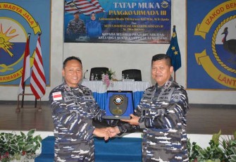 Pangkoarmada III Laksamana Muda TNI Hersan, S.H., M.Si., M.Tr.Opsla di Gedung Balai Prajurit Frans Kaisiepo Mako Lantamal XI Merauke Prov. Papua Selatan.