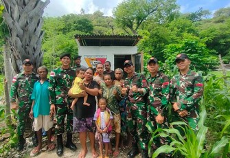 Pos Wini Satgas Yonkav 6/Naga Karimata saat Resmikan MCK Untuk Masyarakat Perbatasan