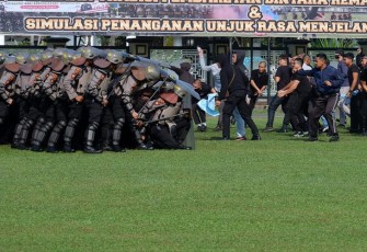 Tim dalam latihan pengendalian massa (dalmas) di Lapangan Jananuraga Mapolda Kalbar, latihan ini digelar dalam rangka persiapan pengamanan menghadapi Pemilihan Umum (Pemilu) 2024. Sabtu, 27/01/24