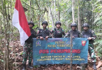 Satgas Pamtas RI-Malaysia Yonarmed 10/Bradjamusti saat Patroli Patok Batas Negara