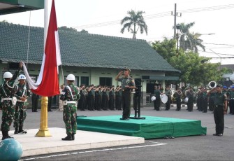 Danrem 081/DSJ saat Pimpin Upacara Bendera 17an