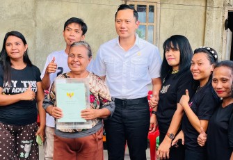 Menteri Agraria dan Tata Ruang/Kepala Badan Pertanahan (ATR/BPN), Agus Harimurti Yudhoyono (AHY) langsung melaksanakan kunjungan kerja pertamanya sehari pasca dilantik dan serah terima jabatan. Ia bertolak ke Provinsi Sulawesi Utara pada Kamis (22/02/2024) untuk menyerahkan sertipikat tanah dan meninjau pelayanan pertanahan di Kota Manado