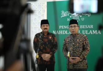 Menkopolhukam, Marsekal TNI (Purn.) Hadi Tjahjanto saat mengunjungi Kantor Pengurus Besar Nahdlatul Ulama di Jalan Kramat Raya, Jakarta, Kamis (22/2/2024).