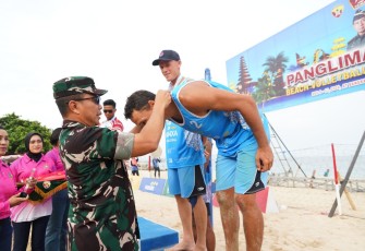 Kepala Pusat Penerangan (Kapuspen) TNI Mayjen TNI Hariyanto saat mengalungkan medali kepada para juara.