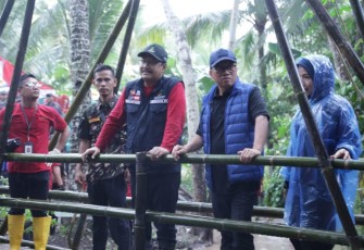 Mensos Saifullah Yusuf bersama Ketum SMSI Firdaus di Desa Talaga Kabupaten Serang, Senin (16/12)