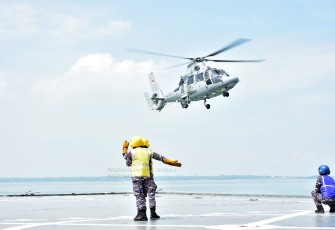 Helikopter AS 565 MBe Panther yang dioperasikan Skuadron Udara 100 Wing Udara 2 Puspenerbal Juanda melaksanakan Ship Board Operation (SBO) di KRI Makassar-590 yang berlayar di sekitar Alur Pelayaran Barat Surabaya (APBS), Jumat (2/2/2024).