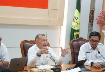 Wakil Bupati Natuna saat Adakan Rapat 