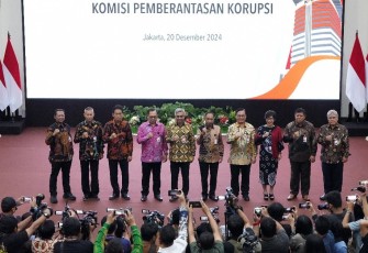 Foto bersama seusai serah terima jabatan kepada Pimpinan dan Dewan Pengawas (Dewan Pengawas) KPK terpilih periode 2024-2029 di Gedung Merah Putih KPK, Jakarta, Jumat (20/12). 