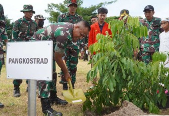 Panglima Kostrad Letnan Jenderal TNI Muhammad Saleh Mustafa didampingi Panglima Divisi Infanteri 3 Kostrad Mayjen TNI Choirul Anam, S.E., M.M., melakukan kegiatan Reboisasi Massal di sekitar wilayah Bendungan Bili-bili, Kelurahan Lanna, Kecamatan Parangloe, Kabupaten Gowa, Sulawesi Selatan, Kamis (22/2/2024)
