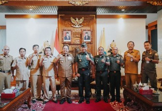 Pangdam IX/Udayana Mayor Jenderal TNI Harfendi, S.I.P., M.Sc., bersilaturahmi dengan Pj. Gubernur Bali Sang Made Mahendra Jaya, di Rumah Dinas Gubernur Bali, Jaya Sabha, Denpasar, pada Senin (26/2/2024)