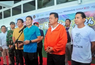 Gubernur Ansar bersama Menteri Sandiaga Uno saat sambut Wisman Pertama 2024 di BBT Lagoi 