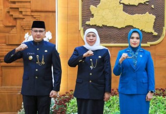 Gubernur Khofifah Serahkan SK Perpanjangan Masa Jabatan Pj Wali Kota Batu