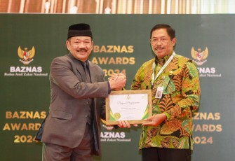 Pj Gubernur Jateng saat Raih Penghargaan BAZNAS Award 2024