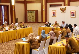 Sekretaris Daerah Provinsi Kepulauan Riau Adi Prihantara memimpin Rapat Pembentukan Peta Jalan Pengendalian Inflasi Provinsi Kepulauan Riau bertempat di Aula Wan Seri Beni Kantor Gubernur Kepulauan Riau, Pulau Dompak, Tanjungpinang, Selasa (23/01)