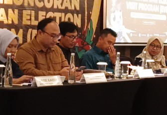 Komisoner KPU Jatim Insan Qoriawan saat Media Briefing bersama wartawan di Surabaya, Minggu (24/11/2024). 