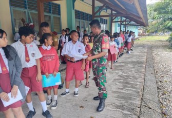 Babinsa Koramil 1710-02/Timika Serka Philipus Monitoring Penerimaan Siswa Baru di Wilayah Binaan