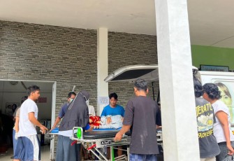 Salah satu korban saat dievakuasi