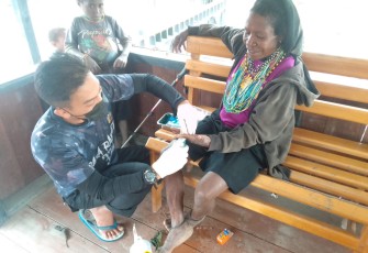 Halo Doc Satgas 330 Sigap Obati Tangan Mama Hanah Sani Luka Infeksi