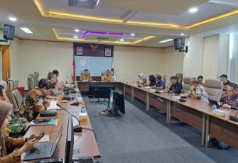 Rapat dipimpin oleh Plh. Sekretaris Ditjen Dukcapil Adel Trilius, didampingi Direktur IDKD Agus Irawan, Direktur Bina Aparatur Dukcapil Andi Kriarmoni, serta para Kepala Dinas Dukcapil se-Provinsi Kalimantan Timur di Jakarta, Selasa (16/01/2024)