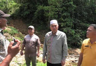 Bupati Hamsuardi saat Tinjau Jembatan Putus Rura Patontang