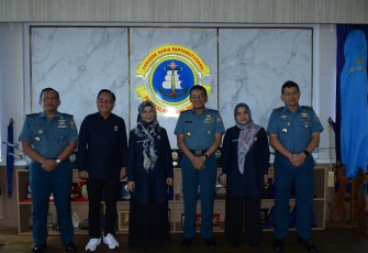 Komandan Lantamal VI (Danlantamal VI) Laksamana Pertama TNI Ivan Gatot Prijanto, S.E, M.Tr.Opsla., Menerima Audiens Dekan Fakultas Hukum Universitas Bosowa DR. Yulia A. Hasan, S.H., M,H. bertempat di Ruang Kerja Danlantamal VI, Senin (22/01/2024)