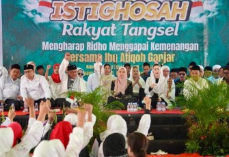 Istri capres nomor urut 3 Ganjar Pranowo, Siti Atikoh Supriyanti saat berpidato setelah pelaksanaan Istighosah yang diinisiasi TPD Ganjar-Mahfud Banten di Serpong, Rabu (7/2/2024).