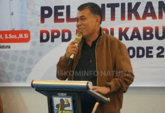 Bupati Natuna Wan Siswandi melantik pengurus DPD KNPI Kabupaten Natuna periode 2023-2026 yang berlangsung di ballroom gajah Mina, Adiwana Jelita Sejuba, Ranai, Sabtu  (20/1/2024)