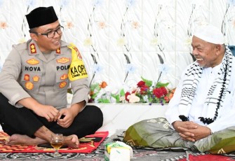 Abu Paya Pasi Peusijuk Kapolres Aceh Timur