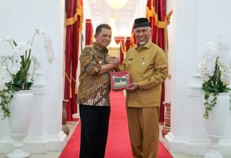 Gubernur Kepri, Ansar Ahmad, saat menyerahkan bantuan kepada Gubernur Sumbar, Mahyeldi, di Padang, pada Senin (03/06).
