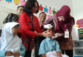 Bupati Demak dr Hj Eisti'anah SE didampingi Kepala Dinas Kesehatan dr H Ali Maimun MKes saat meneteskan imunisasi polio pada balita di Desa Mulyorejo Kecamatan Demak. Foto : sari jati