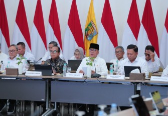 Menteri Desa dan Pembangunan Daerah Tertinggal Yandri Susanto didampingi Staf Ahli Menteri Bidang Hubungan Antar Lembaga Samsul Widodo menghadiri Rapat Koordinasi Terbatas Bidang Pangan yang dipimpin oleh Menteri Koordinator Bidang Pangan Zulkifli Hasan di Mahan Agung Lampung, Sabtu (28/12/24).   Dok. Sigit Purwanto/Humas Kemendes PDT