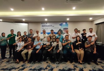Komandan Pangkalan Udara TNI Angkatan Laut (Danlanudal) Kupang Mayor Laut (P) Arief Sukmono Akbar didampingi Perwira Operasi (Pasops) Letda Laut (P) Lapoi Wali, mengikuti acara sosialisasi informasi aeronautika bagi navigasi penerbangan yang digelar AirNav Bandara El-Tari, Kupang, Kamis (18/1/2024)