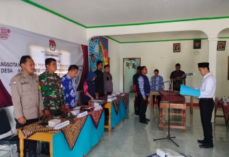 Babinsa Koramil 0801/10 Punung Kodim 0801/Pacitan Koptu Tri Wahyono menghadiri acara pelantikan petugas Kelompok Penyelenggara Pemungutan Suara (KPPS) yang berlangsung di Balai Desa Kebonsari, Kec. Punung, Kab. Pacitan, Kamis (25/01/2024)