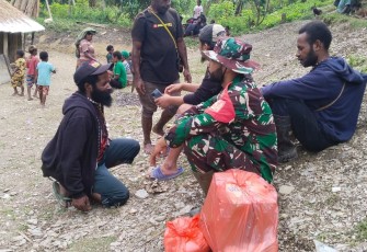 Babinsa Tingginambut saat Berikan Bantuan Beras dan Logistik ke Salah Satu Warga Binaan yang Meninggal Dunia
