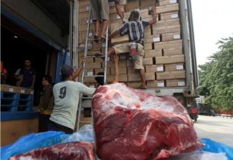 Ilustrasi bongkar muat impor daging