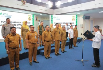 Pj. Wali Kota Tanjungpinang, Hasan, S.Sos saat mengukuhkan Forum Kepatuhan Jaminan Sosial Ketenagakerjaan Kota Tanjungpinang di Aula Sultan Sulaiman Badrul Alamsyah, Kantor Wali Kota, Senin (19/2)