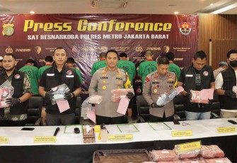 Kapolres Metro Jakarta Barat Kombes Pol M Syahduddi didampingi Wakapolres Metro Jakarta Barat Akbp Sarly Sollu dan kasat resnarkoba Polres Metro Jakarta Barat Akbp Indrawienny Panjiyoga saat Press Conference
