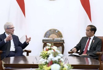 Presiden Joko Widodo menerima delegasi Apple di Istana Merdeka, Jakarta, pada Rabu, 17 April 2024