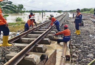 Petugas  sedang melakukan perbaikan jalur kereta api antara stasiun Gubug-Karangjati  agar  normal kembali.