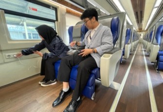 Ilustrasi Penggunaan Stop Kontak di Kereta Api 